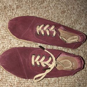 Burgundy toms